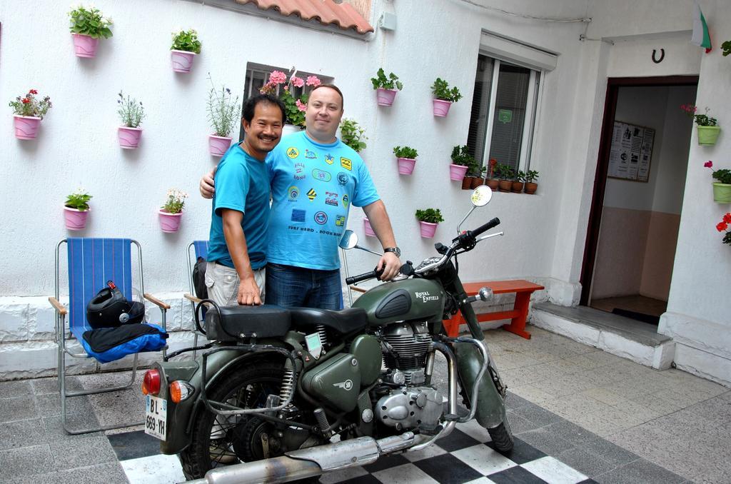 10 Coins Hostel & Tours โซเฟีย ภายนอก รูปภาพ