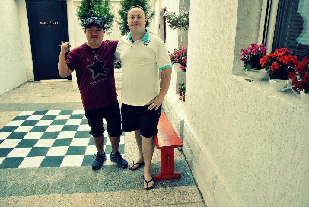 10 Coins Hostel & Tours โซเฟีย ภายนอก รูปภาพ