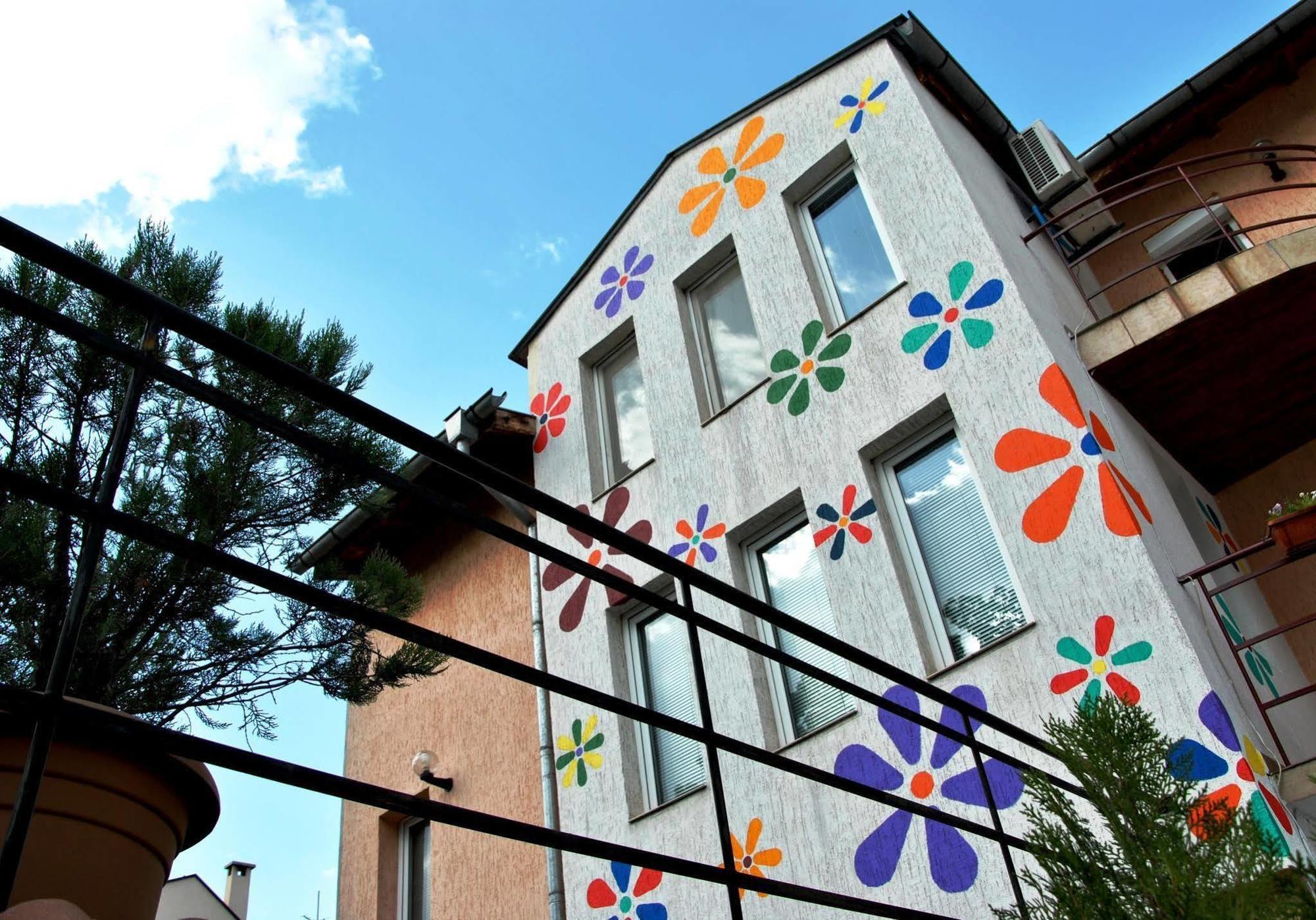 10 Coins Hostel & Tours โซเฟีย ภายนอก รูปภาพ
